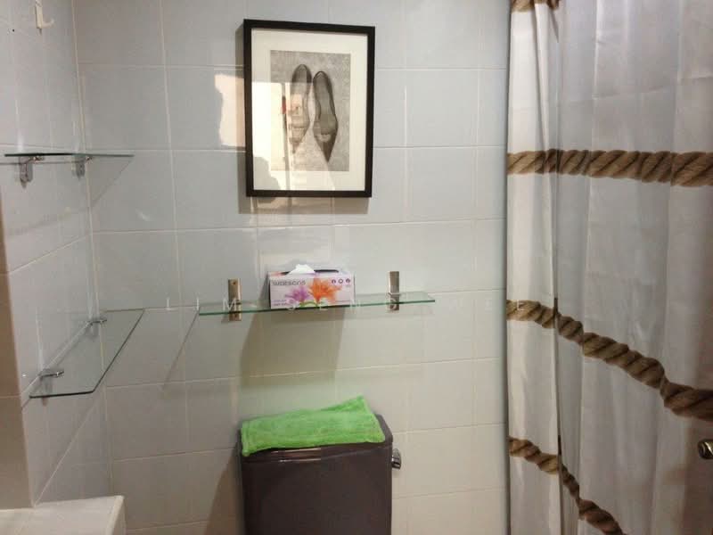 International Plaza Apartment For Sale at S$ 1,800,000 | PropertyGuru Singapore - Bathroom