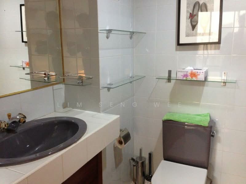 International Plaza Apartment For Sale at S$ 1,800,000 | PropertyGuru Singapore - Bathroom