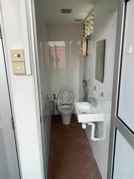 East Coast Road Attic (Level 3) for Rent, East Coast Road, Studio, 1,000 sqft, Shophouse For Rent, by Alfred Chee 徐仲宏, 500083320 - Bathroom 1 and 2 - PropertyGuru.com.sg