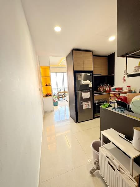Midwood Condominium For Sale at S$ 1,650,000 | PropertyGuru Singapore - Kitchen