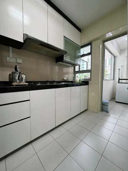 303B Punggol Central HDB Flat For Sale at S$ 650,000 | PropertyGuru Singapore - Kitchen