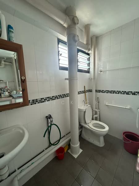 816 Tampines Avenue 4 HDB Flat For Sale at S$ 648,000 | PropertyGuru Singapore - Bathroom