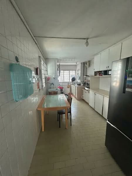816 Tampines Avenue 4 HDB Flat For Sale at S$ 648,000 | PropertyGuru Singapore - Kitchen