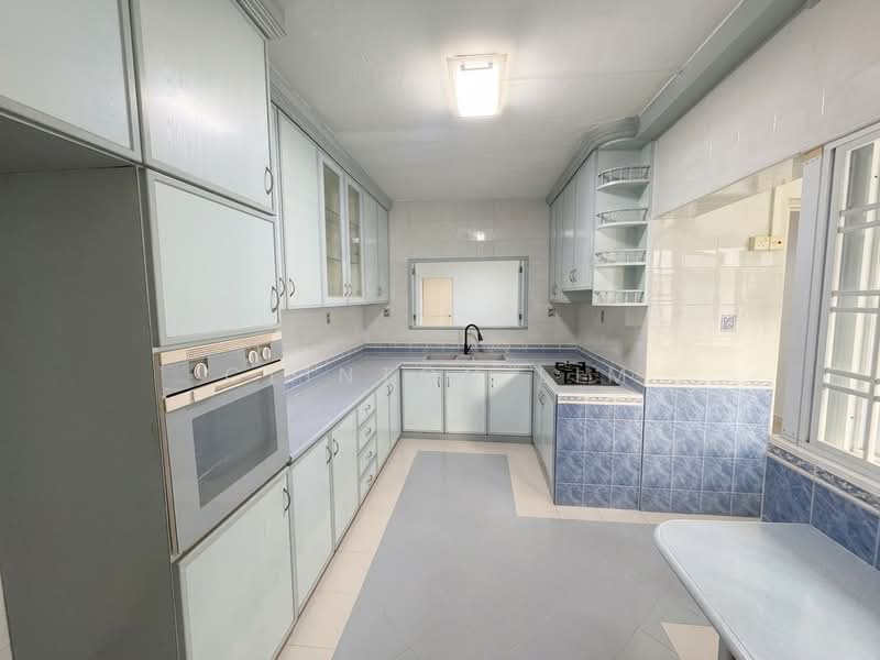 222 Bukit Batok East Avenue 3 HDB Flat For Sale at S$ 820,000 | PropertyGuru Singapore - Kitchen