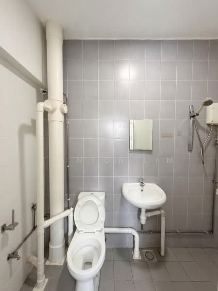 222 Bukit Batok East Avenue 3 HDB Flat For Sale at S$ 820,000 | PropertyGuru Singapore - Bathroom