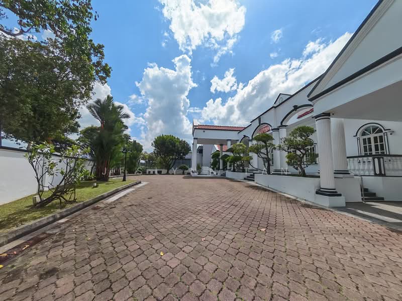Classic Grand Good Class Bungalow! Old Holland Road Bukit Timah, Old Holland Road Bukit Timah, 6 Bedrooms, 12,000 sqft, Good Class Bungalow For Rent, by Jeslynn Tan, 500083473 - Driveway - PropertyGuru.com.sg