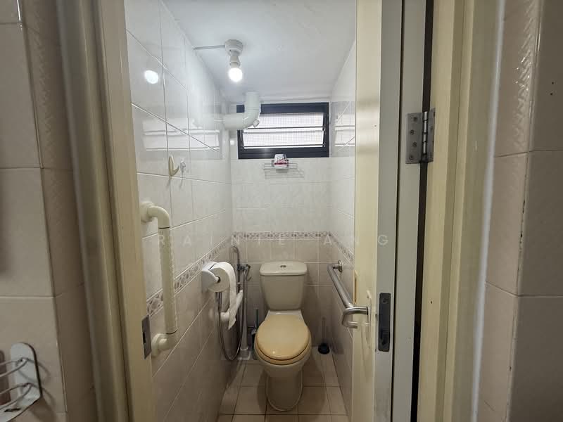 125 Lorong 1 Toa Payoh, 125 Lorong 1 Toa Payoh, 2 Bedrooms, 721 sqft, HDB Flat For Rent, by Rainie Ang, 500083493 - Bathroom - PropertyGuru.com.sg