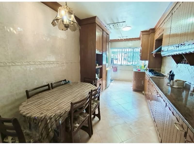 284 Tampines Street 22 HDB Flat For Sale at S$ 520,000 | PropertyGuru Singapore - Kitchen
