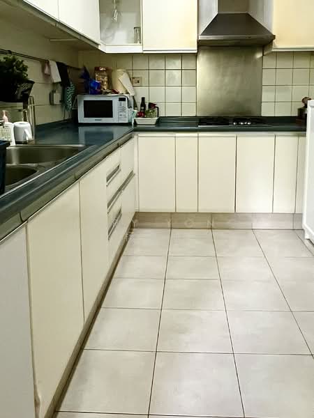 Edelweiss Park Condo Condominium For Sale at S$ 1,300,000 | PropertyGuru Singapore - Kitchen