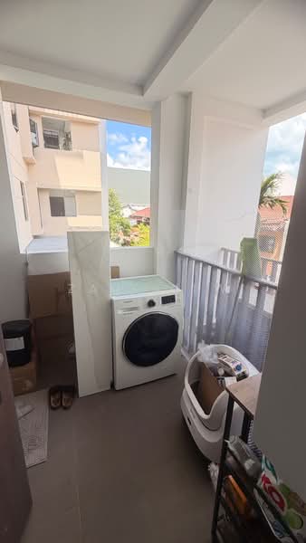 Sundance Suites, 12 Duku Place, 1 Bedroom, 560 sqft, Condominium For Rent, by Zan Kiew, 500083537 - Balcony - PropertyGuru.com.sg