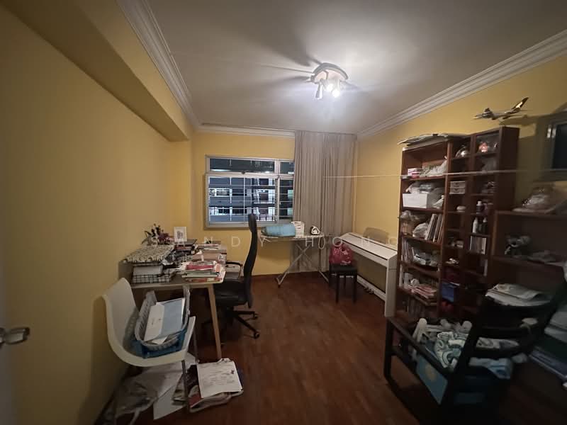 243 Simei Street 5 HDB Flat For Sale at S$ 845,000 | PropertyGuru Singapore - Study