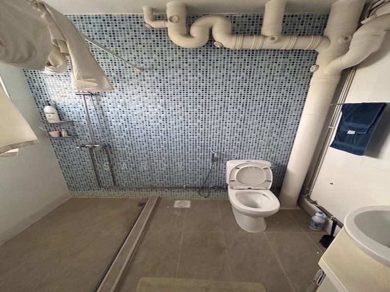 243 Simei Street 5 HDB Flat For Sale at S$ 845,000 | PropertyGuru Singapore - Bathroom