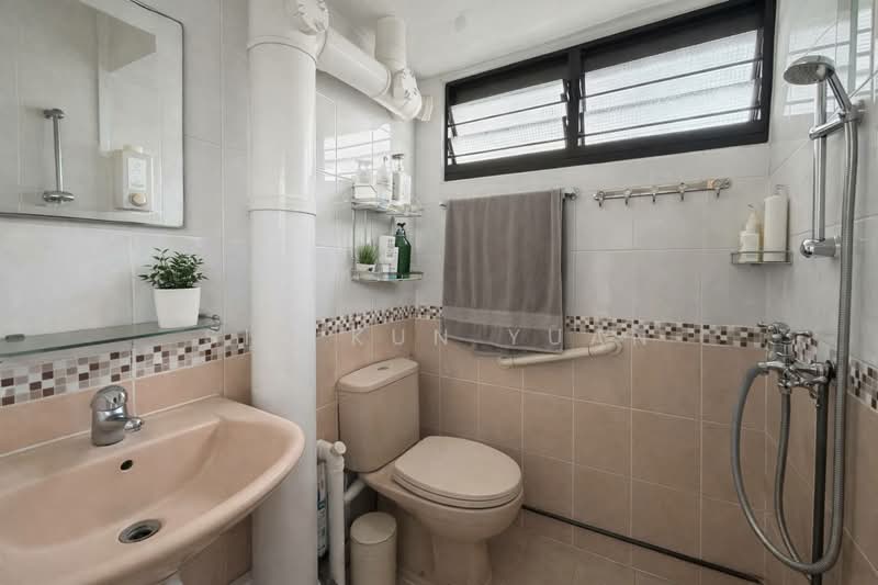 218 Ang Mo Kio Avenue 1 HDB Flat For Sale at S$ 408,888 | PropertyGuru Singapore - Bathroom