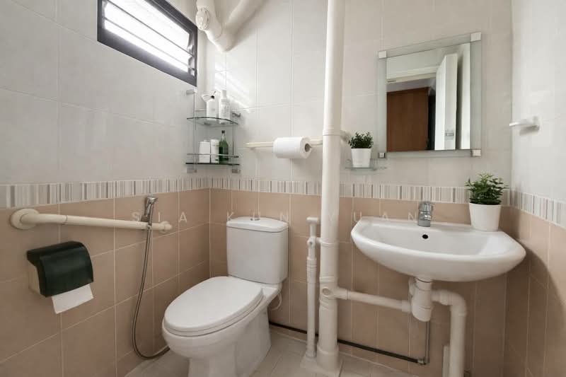 218 Ang Mo Kio Avenue 1 HDB Flat For Sale at S$ 408,888 | PropertyGuru Singapore - Master Bathroom