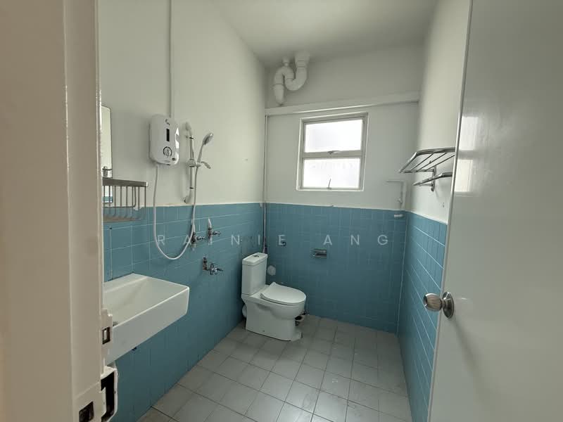 Rainbow Mansions, 122 - 128B, Grange Road, 3 Bedrooms, 1,400 sqft, Condominium For Rent, by Rainie Ang, 500083559 - Bathroom - PropertyGuru.com.sg