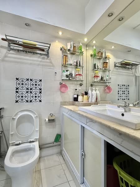 533 Bukit Panjang Ring Road HDB Flat For Sale at S$ 850,000 | PropertyGuru Singapore - Bathroom