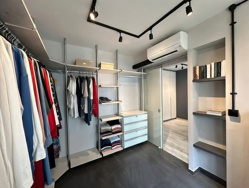 233C Sumang Lane, 233C Sumang Lane, 4 Bedrooms, 1,216 sqft, HDB Flat For Sale, by Yvette Yeo 杨丽颖, 500083578 - Walk-In Wardrobe - PropertyGuru.com.sg