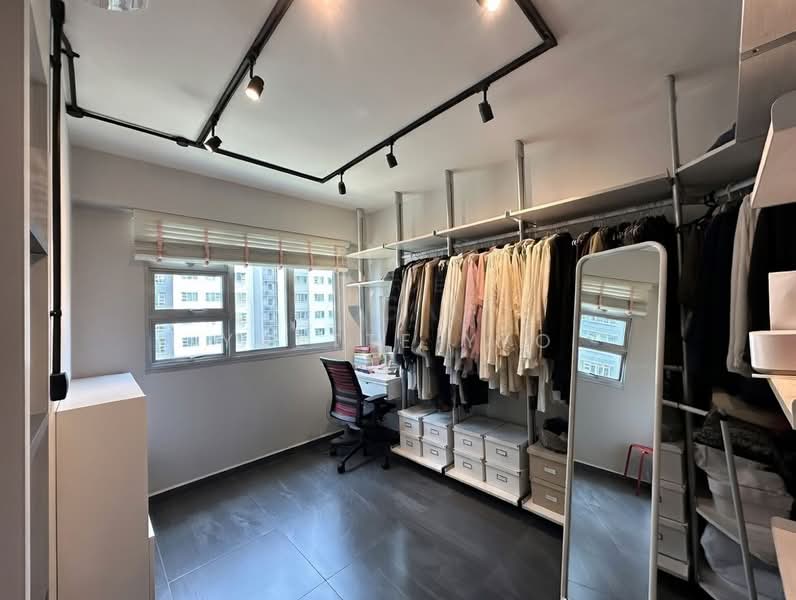 233C Sumang Lane, 233C Sumang Lane, 4 Bedrooms, 1,216 sqft, HDB Flat For Sale, by Yvette Yeo 杨丽颖, 500083578 - Walk-In Wardrobe - PropertyGuru.com.sg