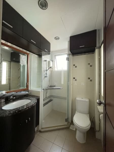 Hillington Green Condominium For Sale at S$ 3,200,000 | PropertyGuru Singapore - Bathroom