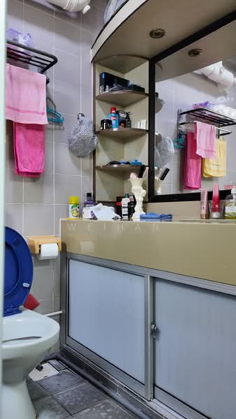 681B Woodlands Drive 62 HDB Flat For Sale at S$ 680,000 | PropertyGuru Singapore - Bathroom