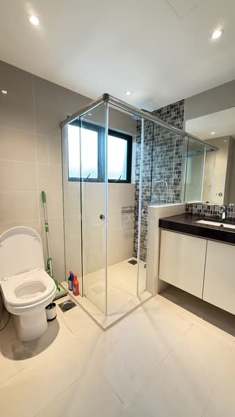 Bukit Timah 3 Sty Townhouse, , 4 Bedrooms, 2,900 sqft, Corner Terrace For Rent, by Alexs Chua, 500083602 - Bathroom 2 - PropertyGuru.com.sg