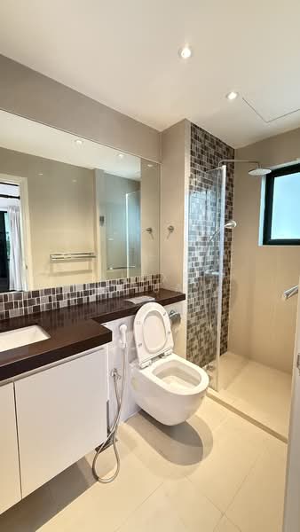 Bukit Timah 3 Sty Townhouse, , 4 Bedrooms, 2,900 sqft, Corner Terrace For Rent, by Alexs Chua, 500083602 - Bathroom 4 - PropertyGuru.com.sg