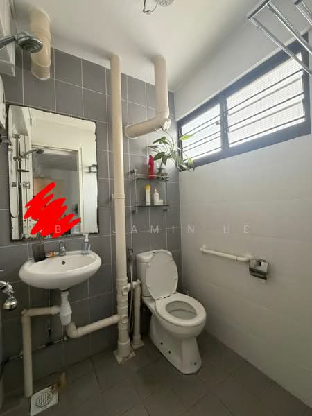 240 Bukit Batok East Avenue 5 HDB Flat For Sale at S$ 390,000 | PropertyGuru Singapore - Bathroom