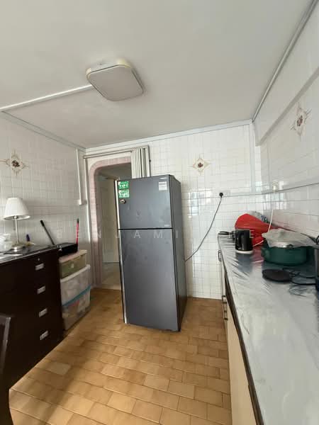 240 Bukit Batok East Avenue 5 HDB Flat For Sale at S$ 390,000 | PropertyGuru Singapore - Kitchen