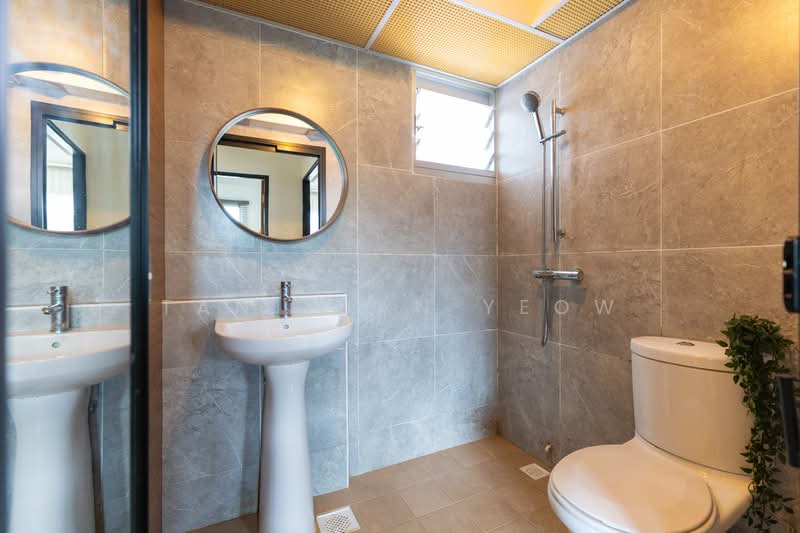 70A Telok Blangah Heights HDB Flat For Sale at S$ 750,000 | PropertyGuru Singapore - Common bathroom