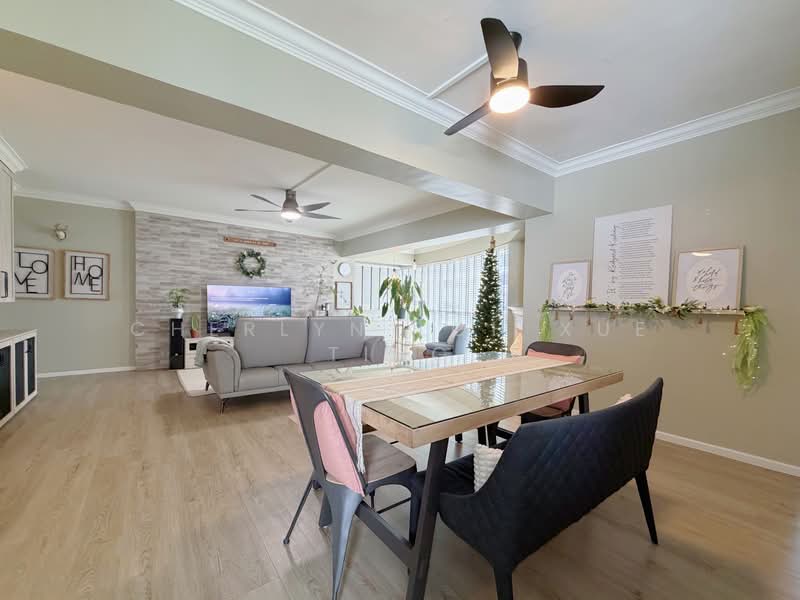 288B Bukit Batok Street 25 HDB Flat For Sale at S$ 868,000 | PropertyGuru Singapore - Dining/Living