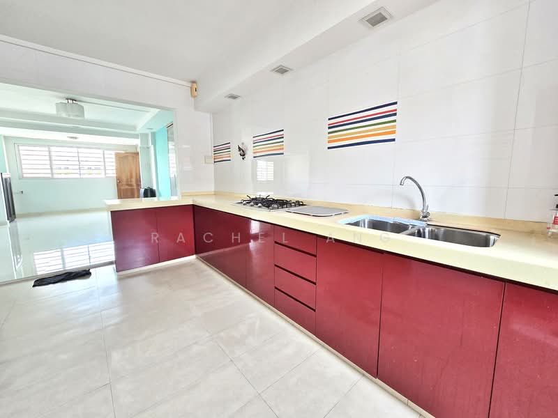 213 Choa Chu Kang Central HDB Flat For Sale at S$ 680,000 | PropertyGuru Singapore - Kitchen