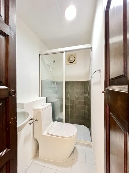 Santa Fe Mansions, 2A Margate Road, 3 Bedrooms, 1,076 sqft, Apartment For Rent, by Roy Low, 500083706 - Bathroom - PropertyGuru.com.sg