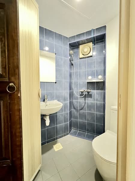 Santa Fe Mansions, 2A Margate Road, 3 Bedrooms, 1,076 sqft, Apartment For Rent, by Roy Low, 500083706 - Bathroom - PropertyGuru.com.sg