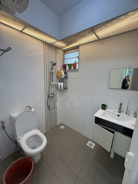 325A Sumang Walk HDB Flat For Sale at S$ 848,000 | PropertyGuru Singapore - Bathroom