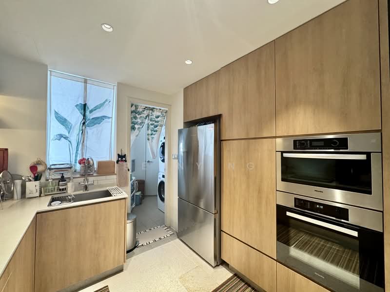 8 mins to City Center and 2 MRT stops to Orchard Road! Condominium For Sale at S$ 1,750,000 | PropertyGuru Singapore - Kitchen