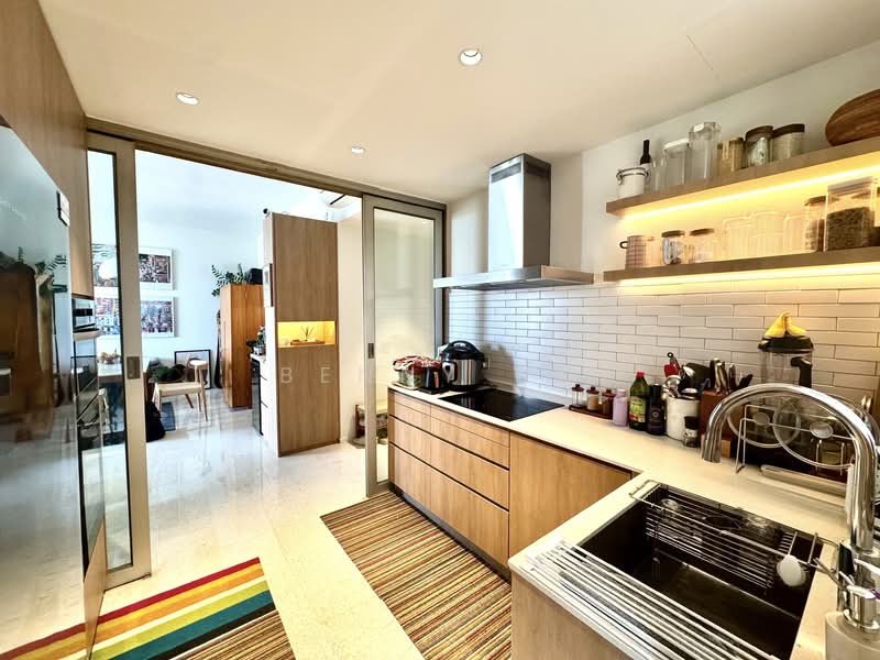 8 mins to City Center and 2 MRT stops to Orchard Road! Condominium For Sale at S$ 1,750,000 | PropertyGuru Singapore - Kitchen