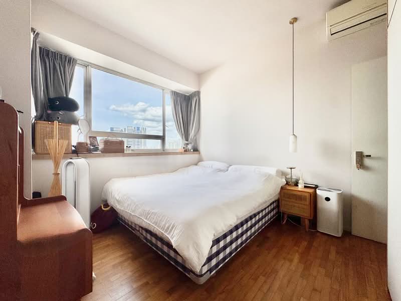 8 mins to City Center and 2 MRT stops to Orchard Road! Condominium For Sale at S$ 1,750,000 | PropertyGuru Singapore - Master Bedroom
