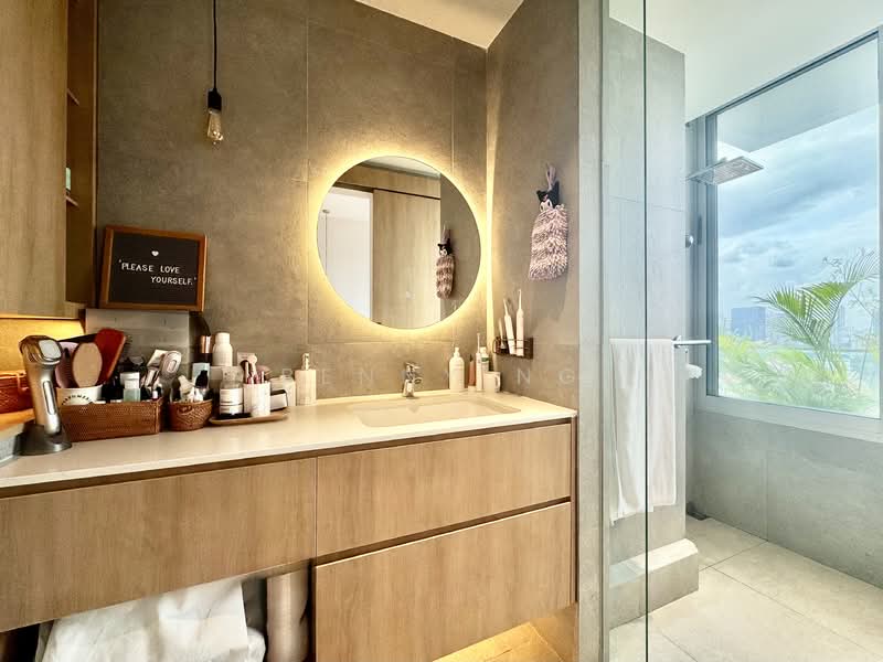 8 mins to City Center and 2 MRT stops to Orchard Road! Condominium For Sale at S$ 1,750,000 | PropertyGuru Singapore - Master Bathroom