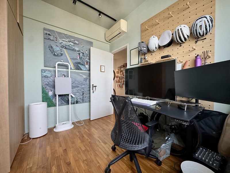 8 mins to City Center and 2 MRT stops to Orchard Road! Condominium For Sale at S$ 1,750,000 | PropertyGuru Singapore - Common Bedroom