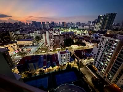 For Sale - 8 mins to City Center and 2 MRT stops to Orchard Road!