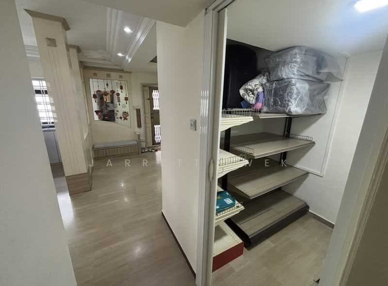 577 Hougang Avenue 4, 577 Hougang Avenue 4, 3 Bedrooms, 1,496 sqft, HDB Flat For Rent, by Jarrett Kwek, 500083720 - Corridor - PropertyGuru.com.sg