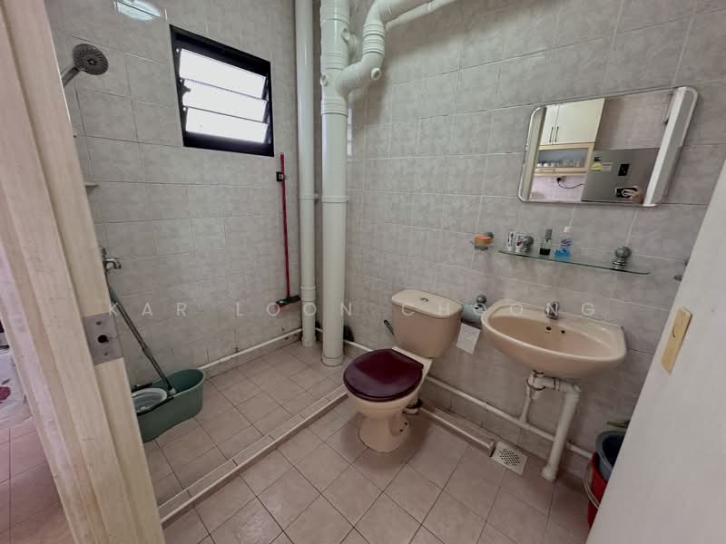 470 Sembawang Drive HDB Flat For Sale at S$ 590,000 | PropertyGuru Singapore - Bathroom