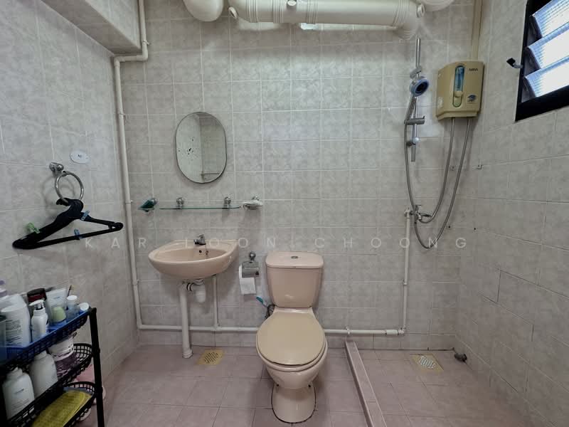 470 Sembawang Drive HDB Flat For Sale at S$ 590,000 | PropertyGuru Singapore - Bathroom