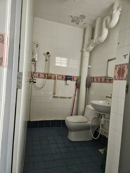 427 Choa Chu Kang Avenue 4 HDB Flat For Sale at S$ 560,000 | PropertyGuru Singapore - Bathroom