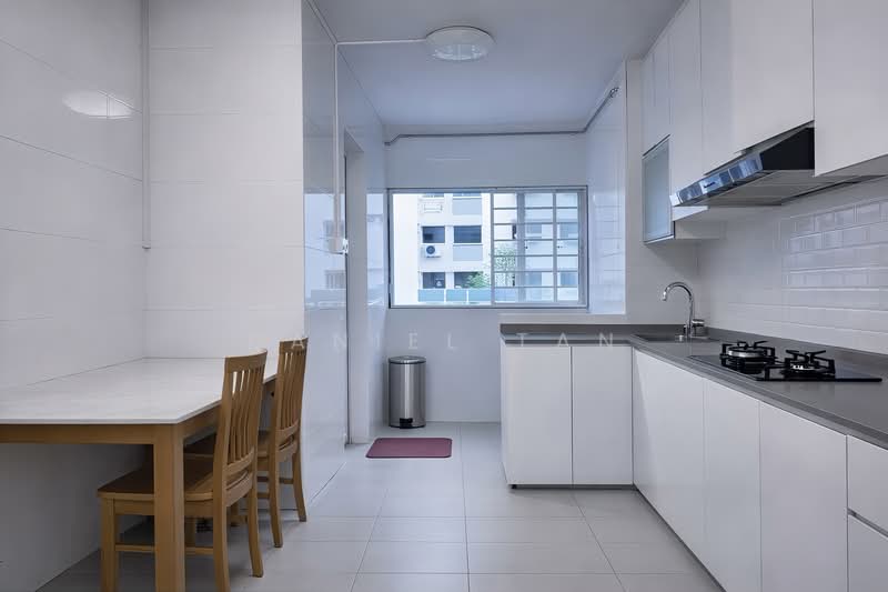 142 Tampines Street 12 HDB Flat For Sale at S$ 800,000 | PropertyGuru Singapore - Kitchen