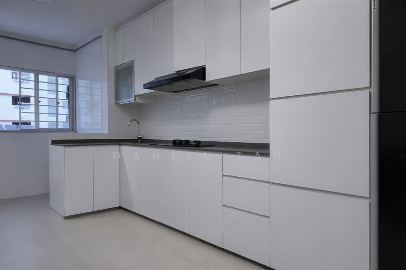 142 Tampines Street 12 HDB Flat For Sale at S$ 800,000 | PropertyGuru Singapore - Kitchen