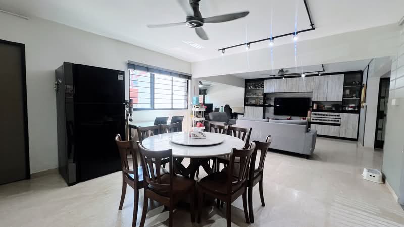 654 Hougang Avenue 8 HDB Flat For Sale at S$ 988,888 | PropertyGuru Singapore - Living Room
