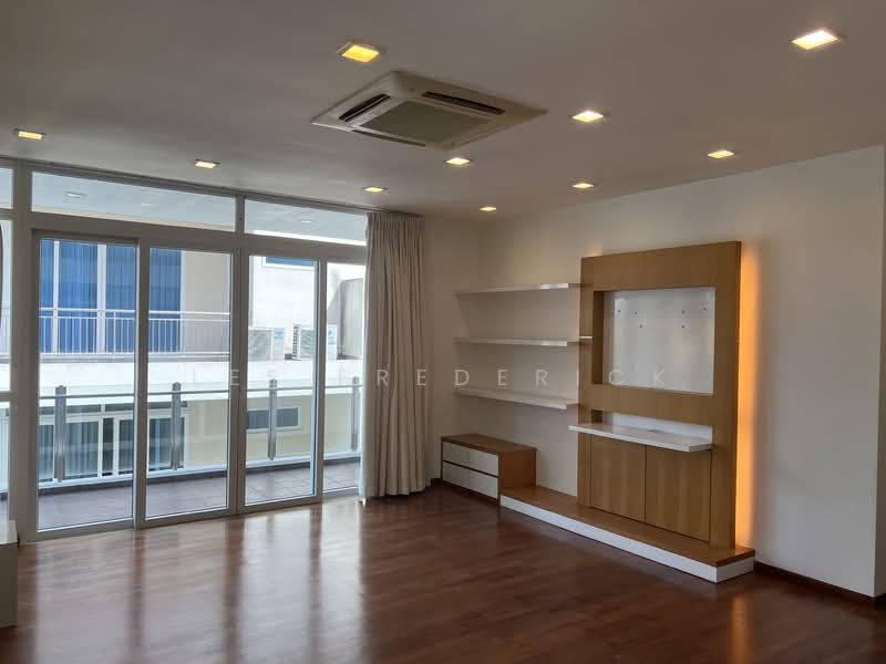 Sembawang Park Terraced House For Sale at S$ 5,100,000 | PropertyGuru Singapore - Living Room