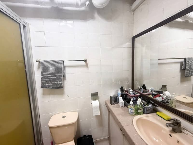 284 Toh Guan Road HDB Flat For Sale at S$ 858,888 | PropertyGuru Singapore - Bathroom