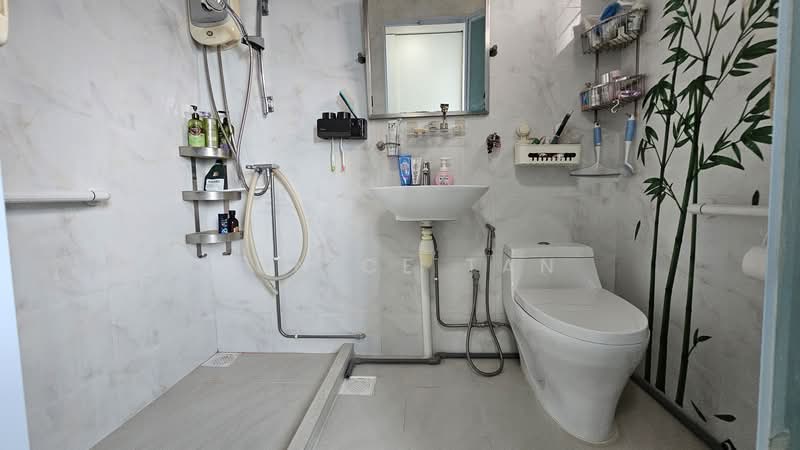 727 Jurong West Avenue 5 HDB Flat For Sale at S$ 580,000 | PropertyGuru Singapore - Bathroom